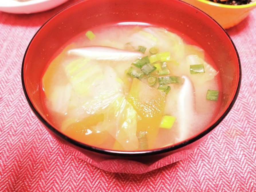 白菜と椎茸と人参のお味噌汁の画像