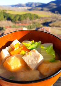 自家製麦味噌で野菜と豆腐の味噌汁