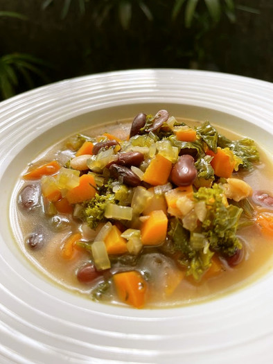 赤白インゲン豆と野菜のスープの写真