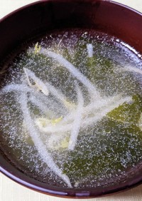 もやしとわかめの生姜中華スープ