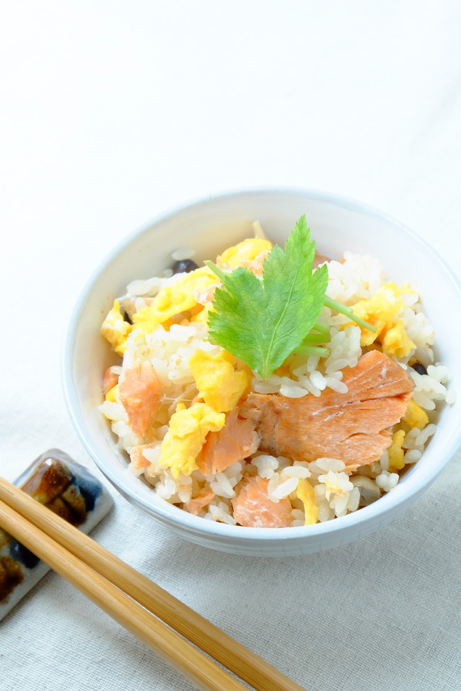 〈くらし薬膳〉鮭と卵の炊き込みご飯の画像