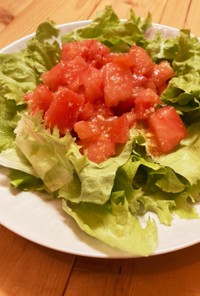 トマト丸ごと！自家製ドレッシングのサラダ