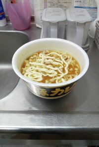 男メシ!カレーカップ麺にマヨネーズ&牛乳