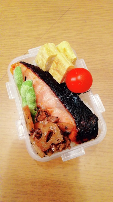 お弁当　鮭の塩焼き　豚肉と蓮根の甘辛炒めの写真