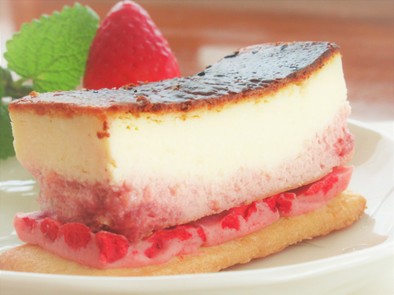 〖 いちごの２層のベイクドチーズケーキ〗の写真