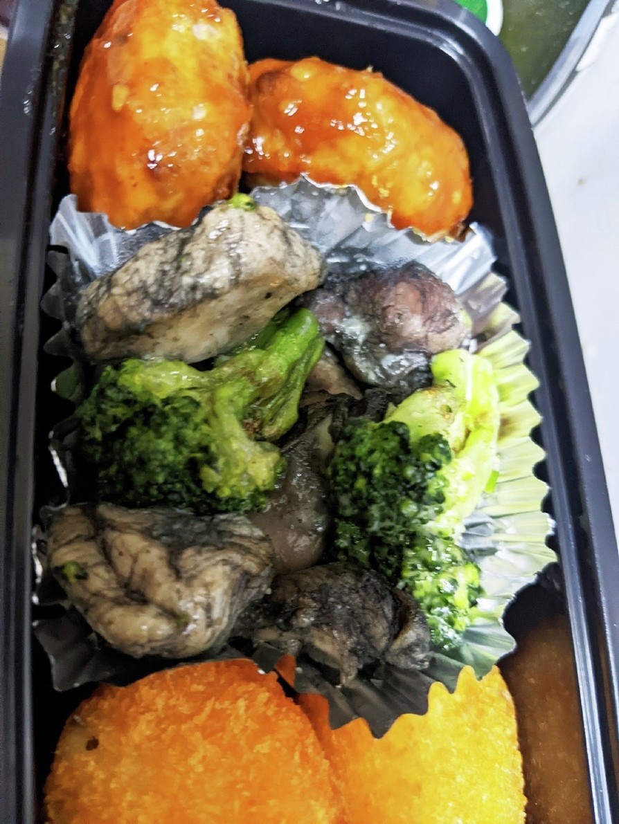 弁当に地鶏と、冷凍ブロッコリーのマヨ和えの画像