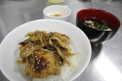 会津地鶏つくねと舞茸のどんぶりの写真