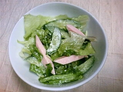 魚肉ソーセージを使ったサラダの写真