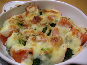 トマトとブロッコリーのチーズ焼き