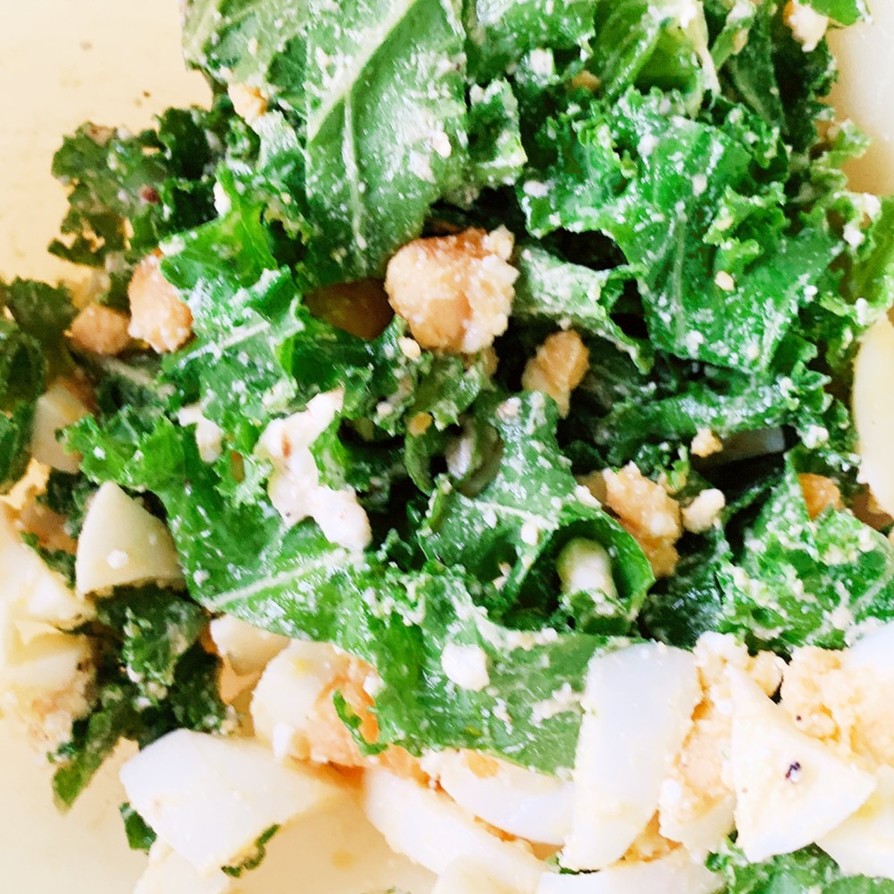 ファッロとケールのサラダ、ヤギチーズ添えのレシピ