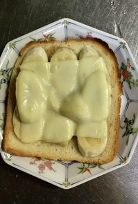 バナナと林檎、モッツァレラの蜂蜜トースト