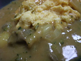 次の日はカレーシチューで玉ねぎオムレツ