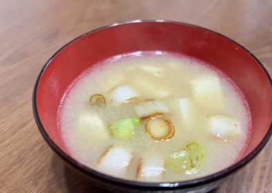 かみなり豆腐と焼きネギの味噌汁の写真