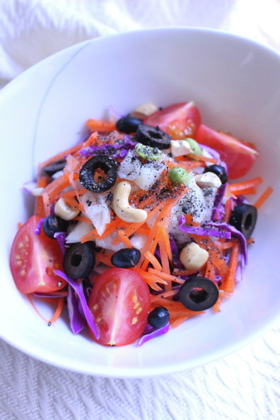 紫キャベツと酢玉ねぎと人参の彩りサラダの写真