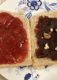 苺ジャムと塩あんこと胡桃のサンドイッチ