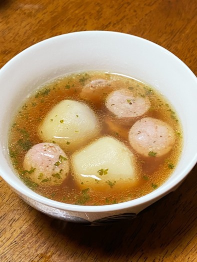 里芋とソーセージのビーフコンソメスープの写真