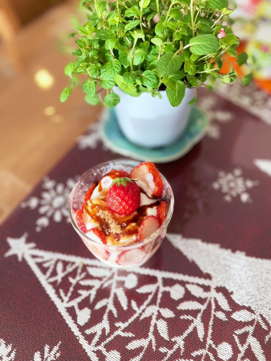 焼き芋と苺の和パフェの画像