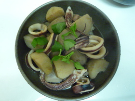 里芋とイカの煮・も・の