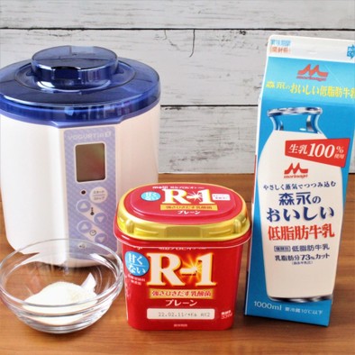 R-1+森永の低脂肪牛乳+スキムミルクの写真