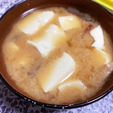 乾燥椎茸豆腐の味噌汁の写真