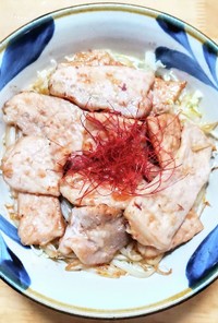 豚ロース肉とキャベツにモヤシの生姜焼き丼