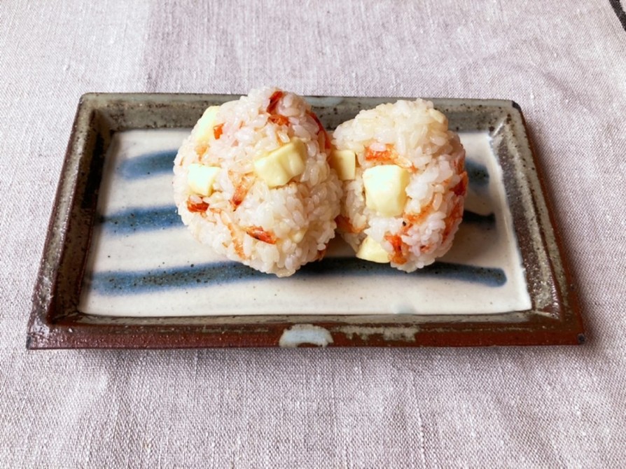 【カルシウム】桜エビとチーズのおにぎりの画像