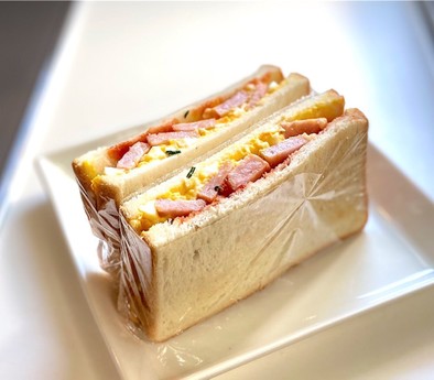 卵マヨとウインナーのサンドイッチの写真