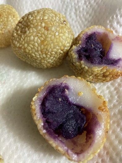 紫芋のゴマ団子の写真
