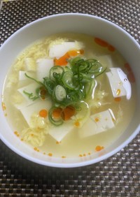 茹で鶏の茹で汁で　豆腐と卵の　中華スープ