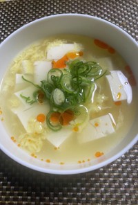 茹で鶏の茹で汁で　豆腐と卵の　中華スープ