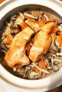 土鍋で美味しい♡鮭とキノコの炊き込みご飯