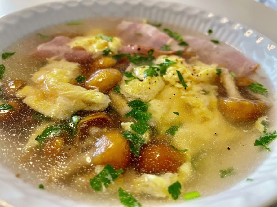 なめことベーコンの卵スープの画像