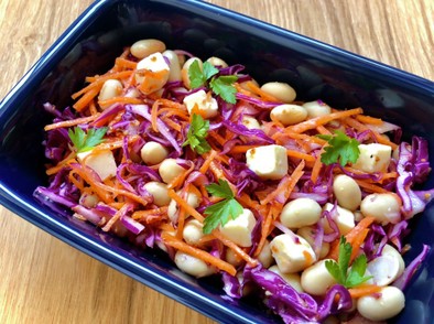 大豆・チーズと紫キャベツ・人参のサラダの写真