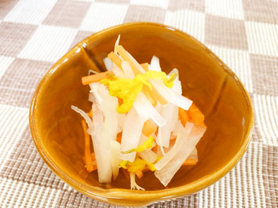 大根と食用菊の甘酢和えの写真