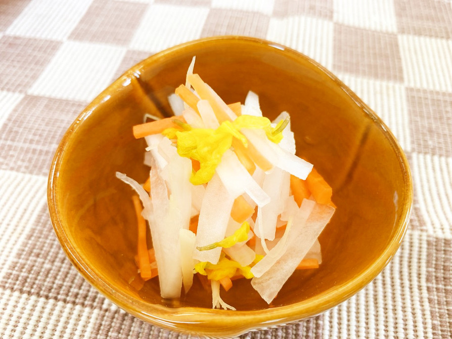 大根と食用菊の甘酢和えの画像