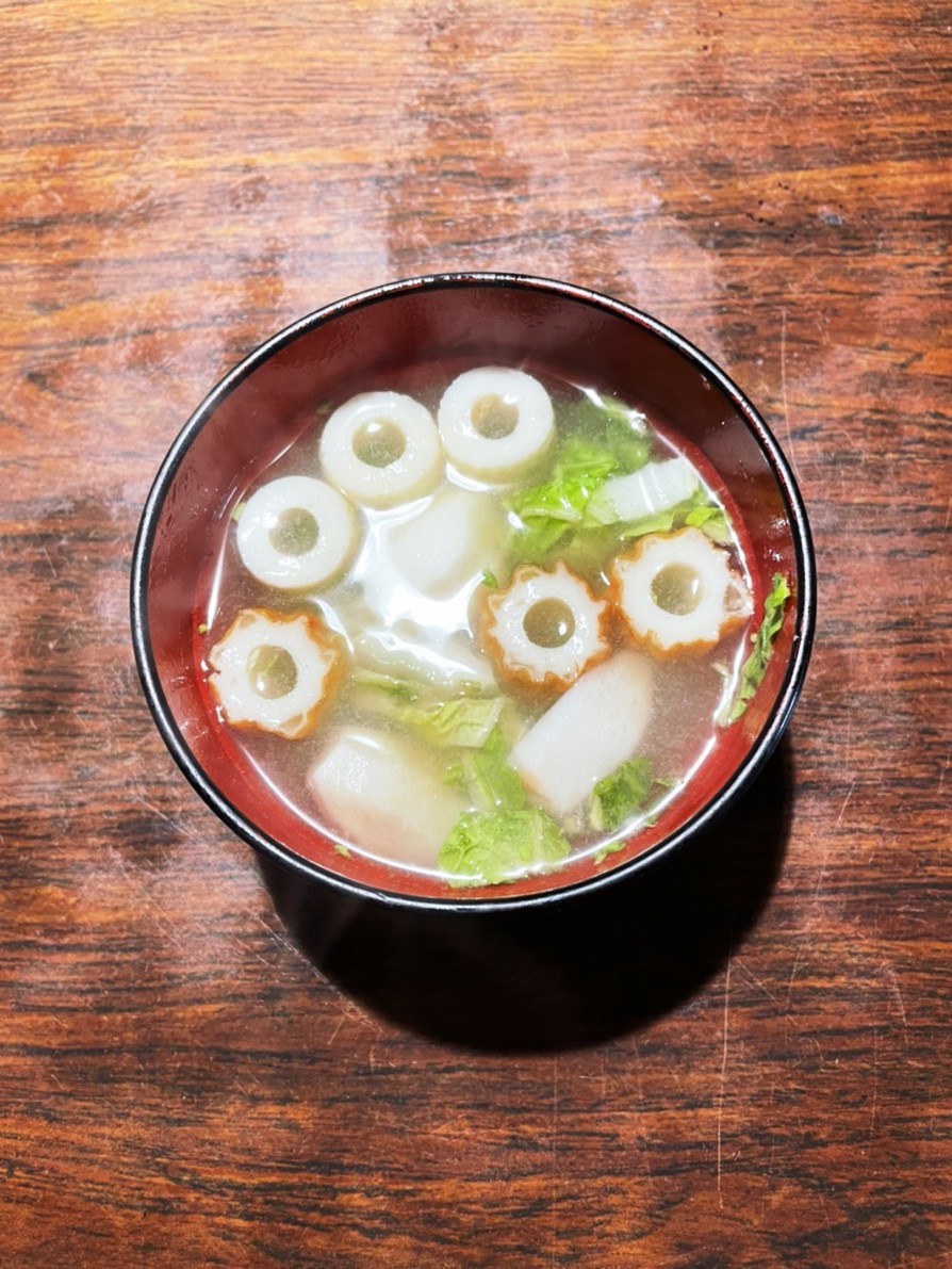 根菜と竹輪のお味噌汁の画像