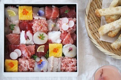 マグロたっぷり モザイク寿司の写真