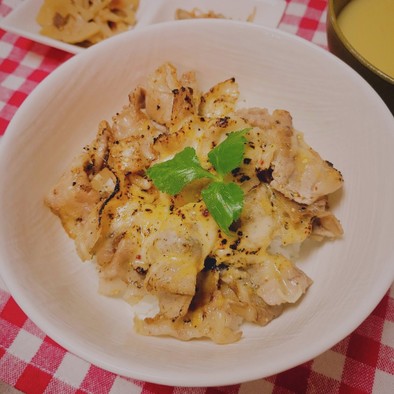 ほりにしで味が決まる！炙り豚バラチーズ丼の写真