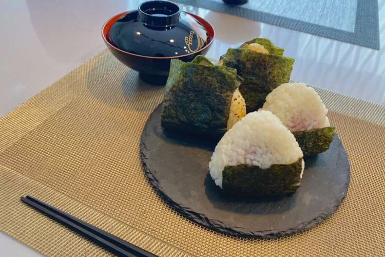 ツナマヨおにぎり 写真はツナマヨと梅 レシピ 作り方 By Tovasキッチン クックパッド 簡単おいしいみんなのレシピが366万品