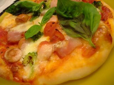 　ピザ（トマト・バジル・モッツァレラ）の写真