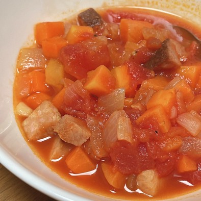 ニンジンとトマトの赤いスープの写真