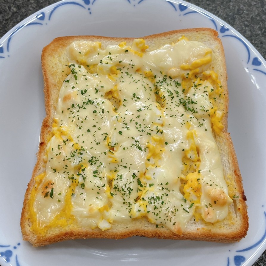 卵サラダのチーズトーストの画像