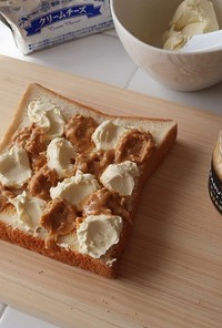 ピーナツバター＆クリームチーズデコ食パン