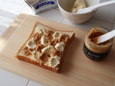 ピーナツバター＆クリームチーズデコ食パンの写真