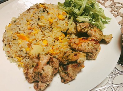 高菜ガーリック炒飯+鶏チー海苔焼きの写真
