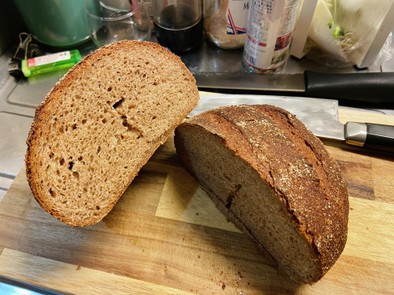 ライ麦と全粒粉のパンの写真