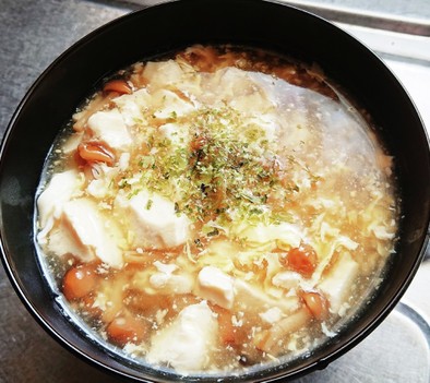 なめこと崩し豆腐のかき玉あんかけスープの写真