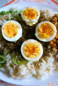 納豆･ゆで卵･刻みめかぶのカフェ丼