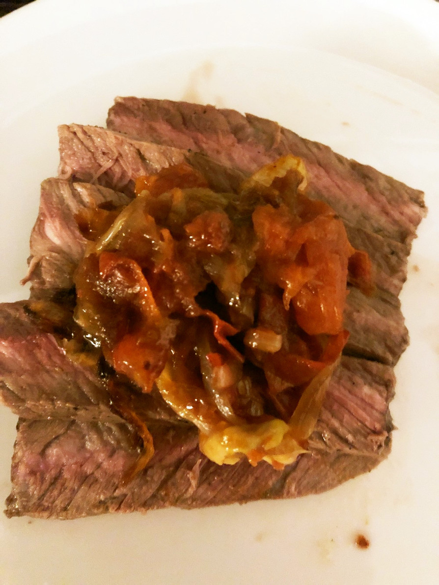 マスタードオニオンとローズマリーを添えたフランクステーキのレシピ