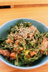 春菊と鯖味噌缶の簡単サラダ